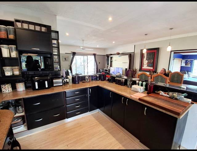 4 BEDROOM FREESTANDING FOR SALE IN SHEFFIELD BEACH